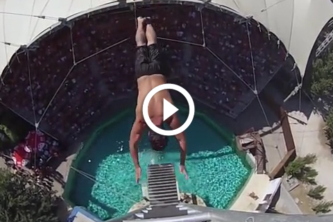 Carlos Gimeno plongeur professionnel filmé à 25 mètres de hauteur