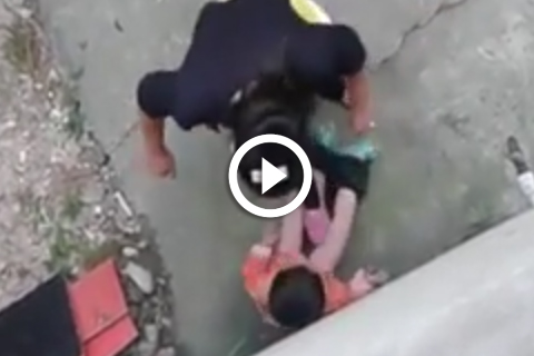 Une petite fille asiatique frappée violemment par sa mère horrible