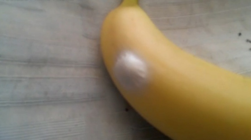 oeufs d'araignée dans une banane