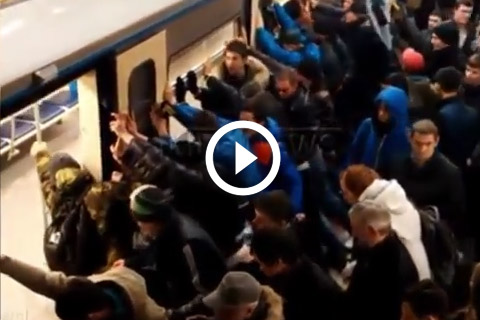 la jambe d'une femme âgée coincée entre le wagon et le quai dans le métro russe