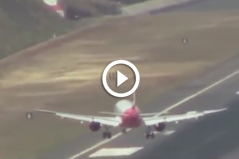 Atterrissage impressionnant d'un avion de ligne